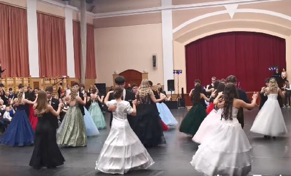 Szalagtűző Ünnepély